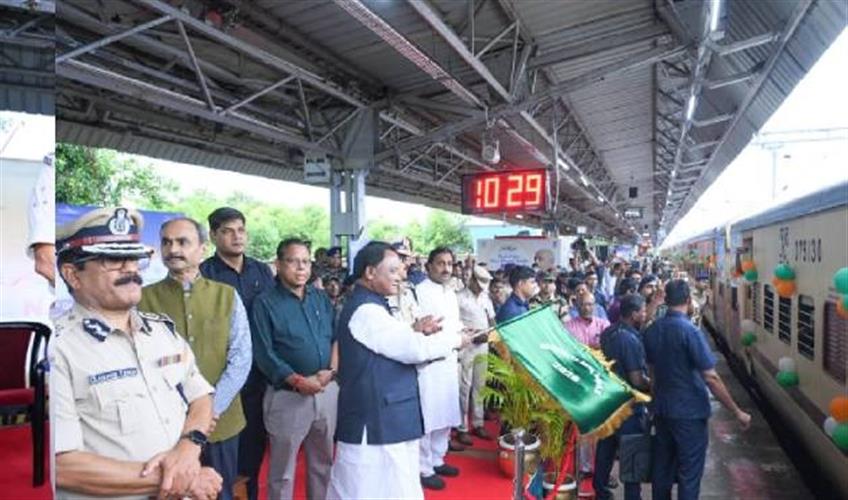 Khabar East:राष्ट्रीय-एकता-दिवस-के-लिए-सीएम-माझी-ने-रवाना-की-स्पेशल-ट्रेन