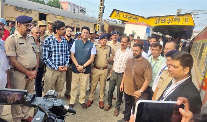 Khabar East:100-pilgrims-stranded-in-Nepal-flood-rescued-and-sent-to-Maharashtra