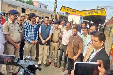 Khabar East:100-pilgrims-stranded-in-Nepal-flood-rescued-and-sent-to-Maharashtra