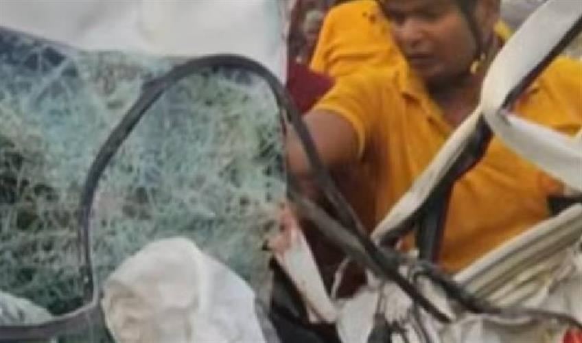 Khabar East:2-Killed-3-Critical-As-Ambulance-Hits-Divider-In-Bhadrak