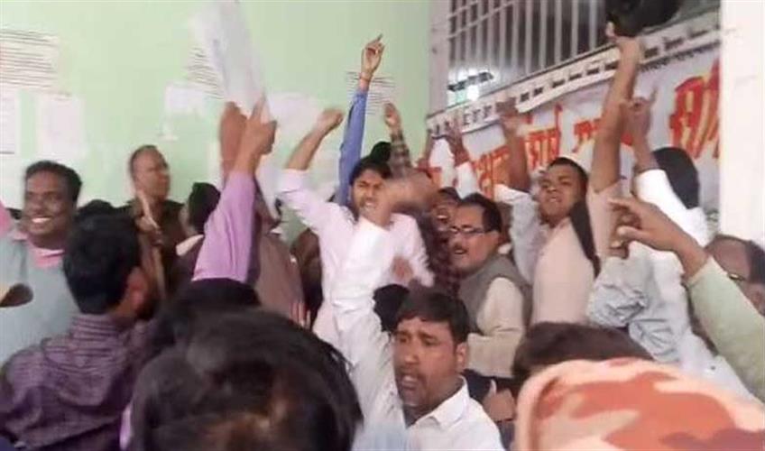 Khabar East:22-employed-teachers-sacked-in-Darbhanga-DEO-instructed