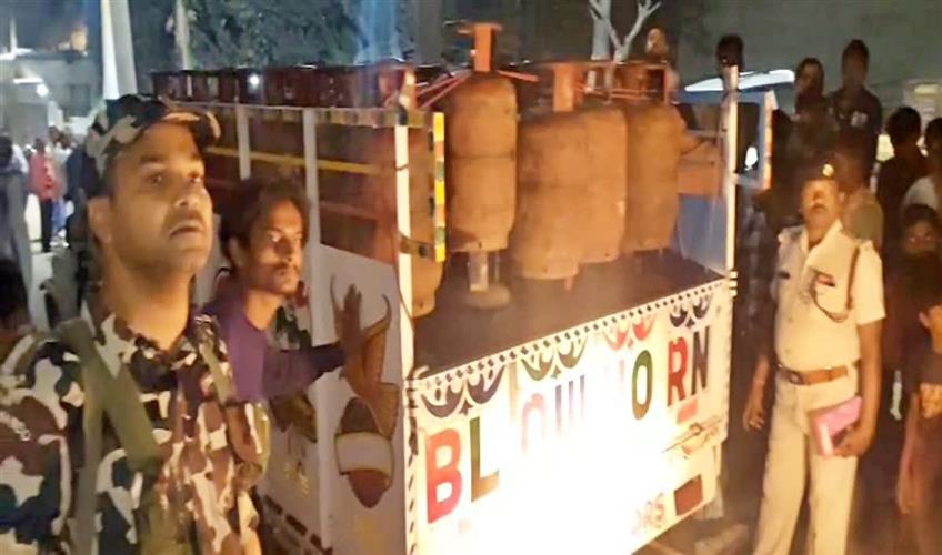 Khabar East:250-gas-cylinders-recovered-from-a-house-and-warehouse-in-Araria