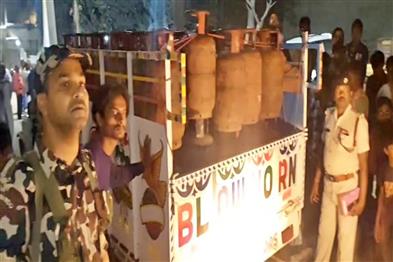 Khabar East:250-gas-cylinders-recovered-from-a-house-and-warehouse-in-Araria