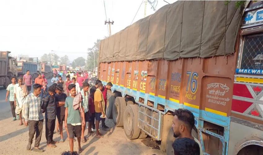 Khabar East:3-killed-in-road-mishap-on-NH-55-in-Odisha