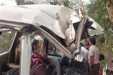 Khabar East:3-woman-jatra-artistes-killed-as-SUV-crashes-into-tree-in-Kendrapara