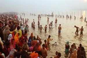 Khabar East:30-lakh-devotees-plunge-darts-in-Gangasagar