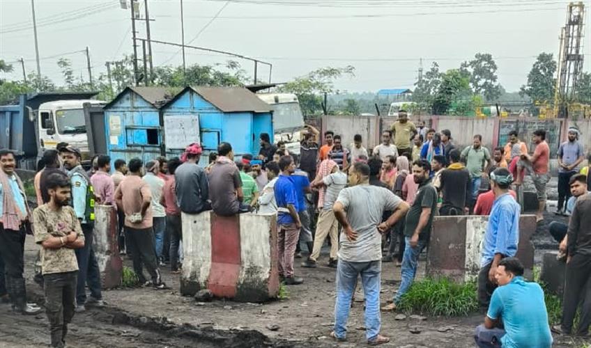 Khabar East:4-Drivers-Injured-In-Clash-At-Sundaragada-Coal-Mine