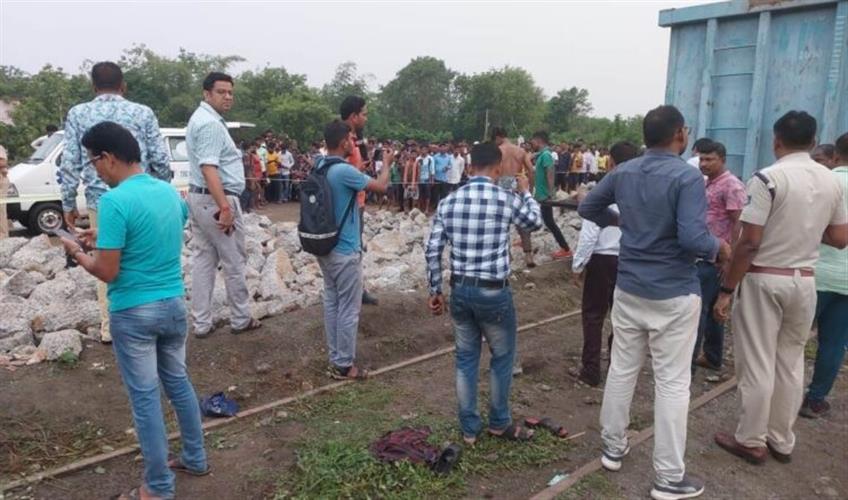 Khabar East:4-Labourers-Killed-After-Being-Run-Over-By-Goods-Train-In-Odishas-Jajpur