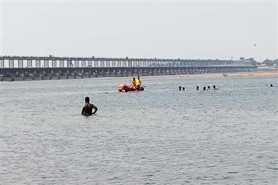 Khabar East:8-Days-On-Missing-Youths-Body-Found-Near-Naraj-Barrage