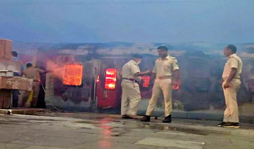 Khabar East:A-bogie-of-the-Jaynagar-Udhna-Antyodaya-Express-parked-on-the-platform-was-gutted-in-flames