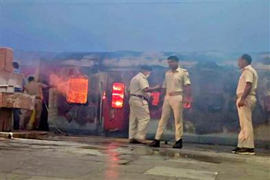 Khabar East:A-bogie-of-the-Jaynagar-Udhna-Antyodaya-Express-parked-on-the-platform-was-gutted-in-flames