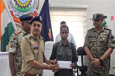 Khabar East:A-female-Naxalite-carrying-a-bounty-of-Rs-17-lakh-surrenders-in-Khairagarh
