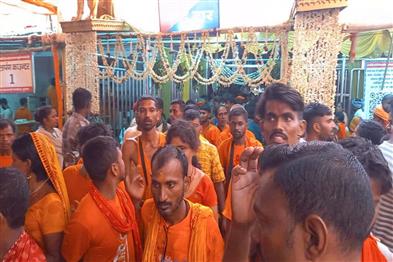 Khabar East:A-huge-crowd-of-devotees-for-Jalabhishek-in-Basukinath-temple