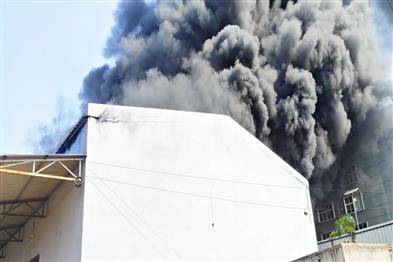Khabar East:A-huge-fire-broke-out-in-a-tyre-warehouse-in-Ranchi-causing-panic