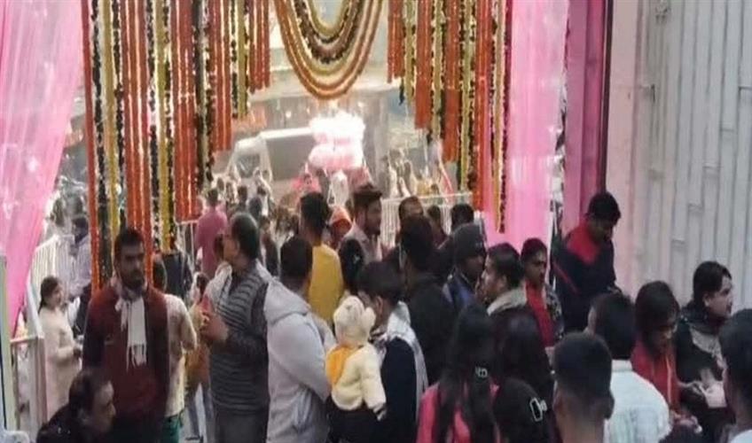 Khabar East:A-massive-crowd-of-devotees-flocked-to-temples-in-Ranchi-on-New-Years-Day