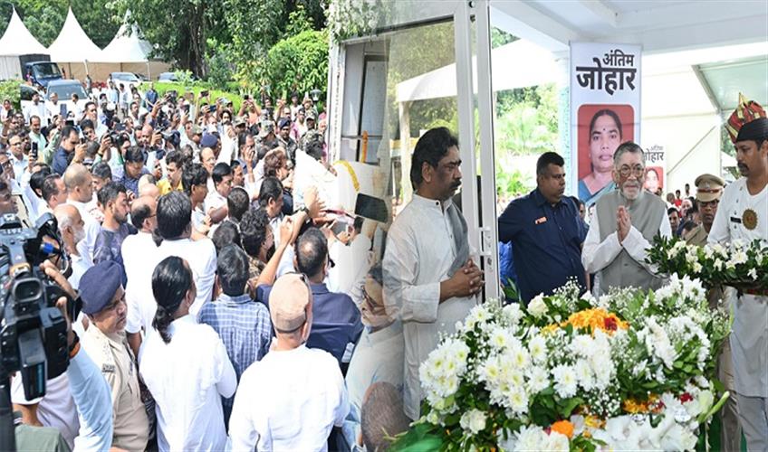 Khabar East:A-massive-crowd-turned-out-to-pay-tribute-to-Rupi-Soren