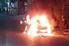 Khabar East:A-sudden-fire-broke-out-in-the-car-the-people-sitting-inside-ran-away-and-saved-their-lives