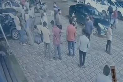 Khabar East:A-young-man-dragged-and-beat-up-an-elderly-guard-over-a-parking-issue