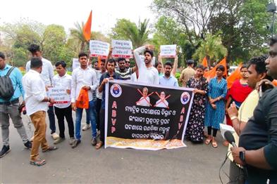 Khabar East:ABVP-activists-stage-protest-in-Bhubaneswar-alleging-mismanagement-in-Matric-exam-gherao-Ministers-residenc