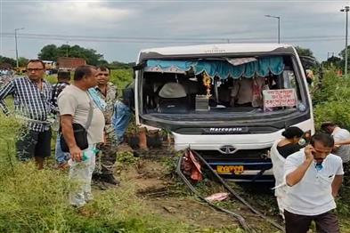 Khabar East:Accident-on-Ghoshpukur-Phulbari-National-Highway-several-passengers-injured