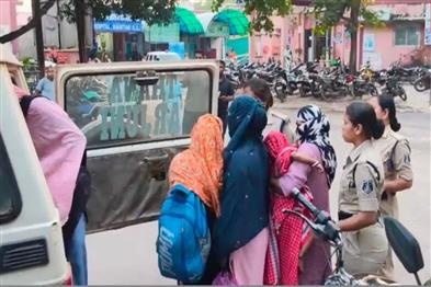 Khabar East:Accused-of-prostitution-13-young-men-and-women-including-two-minors-in-custody