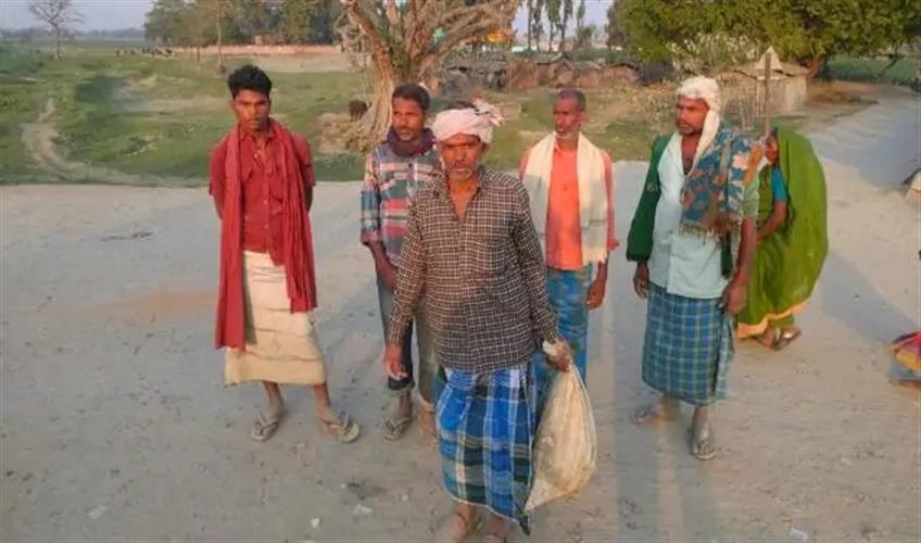 Khabar East:Action-in-the-case-of-carrying-the-sons-body-in-the-sack-two-policemen-suspended