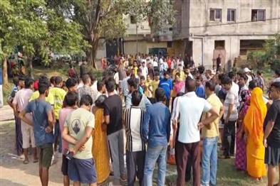 Khabar East:After-the-murder-of-a-youth-in-Dhanbad-the-road-was-blocked-with-the-body