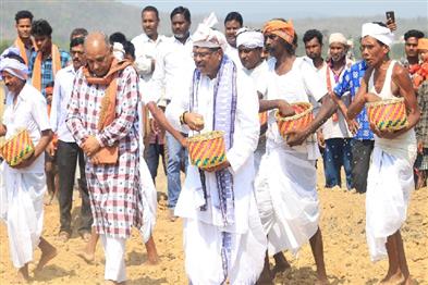Khabar East:Akshaya-Tritiya-Union-Minister-Dharmendra-Pradhan-Performs-Akhi-Muthi-Anukula-Ritual-In-Sambalpur