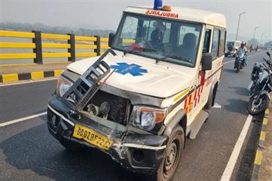 Khabar East:Ambulance-hits-bike-in-Boudh-couple-dies-in-front-of-daughters