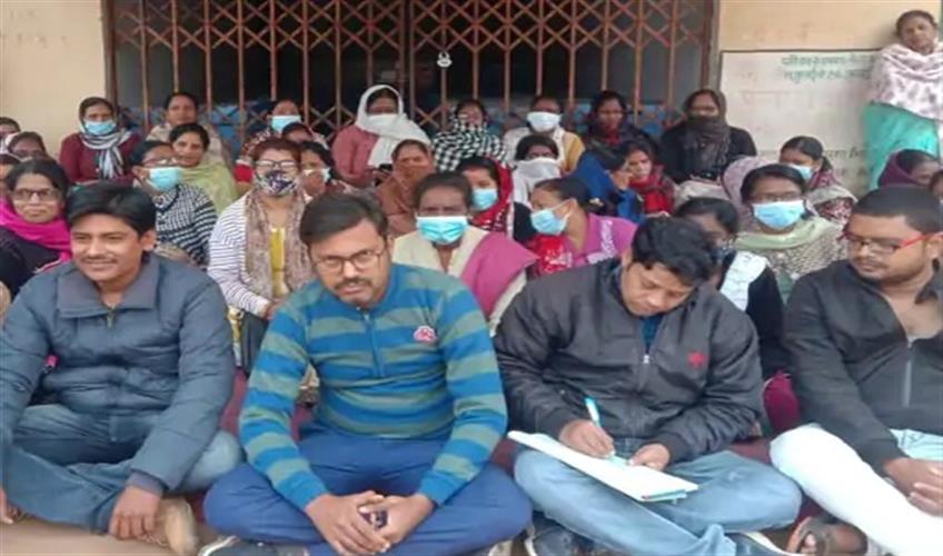 Khabar East:Angry-health-workers-staged-a-sit-in-in-the-hospital-premises-due-to-non-availability-of-leave