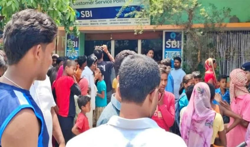 Khabar East:Armed-miscreants-looted-Rs-5-lakh-from-SBI-CSP-in-Samastipur