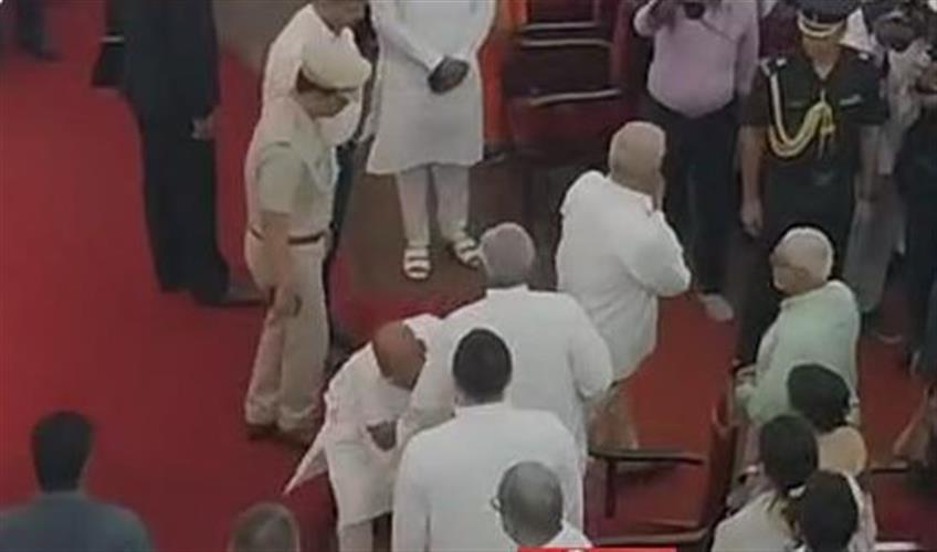 Khabar East:As-soon-as-he-became-a-minister-Ratnesh-Sada-touched-the-feet-of-Nitish-Tejashwi-and-Lalan-Singh-said---CM-is-God-for-me