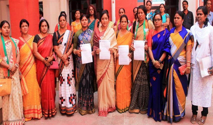 Khabar East:BJP-Mahila-Morcha-submitted-a-memorandum-to-State-women-commission