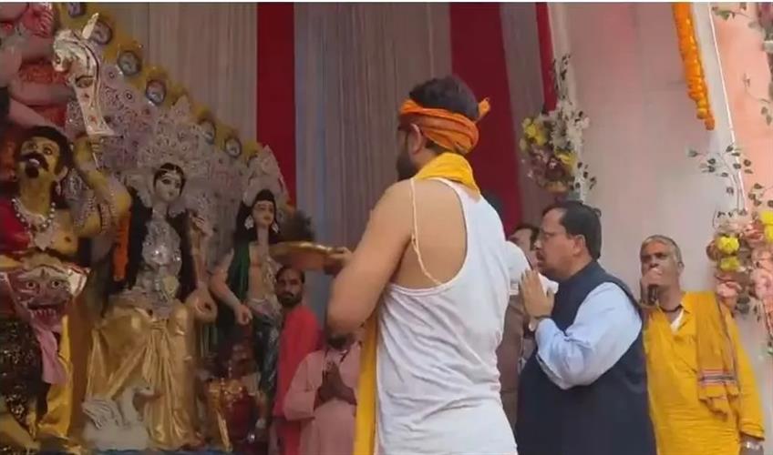 Khabar East:BJP-President-offered-prayers-to-the-Goddess-at-a-Durga-Puja-pandal