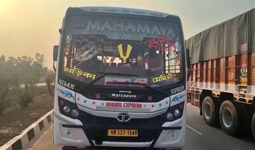 Khabar East:BJP-bus-heading-to-Kolkatas-Brigade-attacked-in-Belda