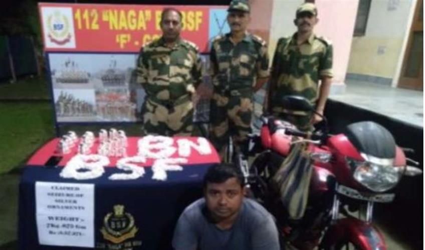 Khabar East:BSF-jawans-arrested-a-smuggler-recovered-767-kg-of-silver-jewelery