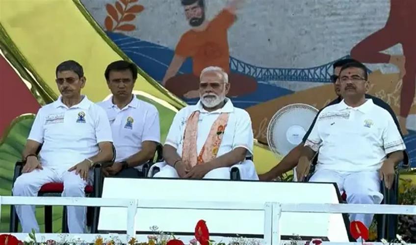 Khabar East:Bengal-immersed-in-World-Yoga-Day-PM-Modi-performs-yoga-at-Red-Road