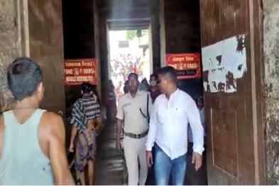 Khabar East:Bengal-youth-detained-for-climbing-Puri-Jagannath-temples-Nata-Mandap