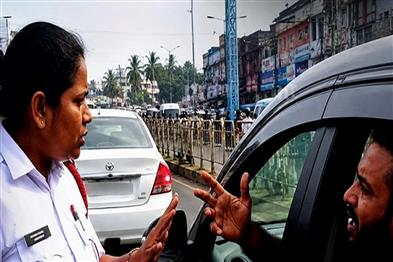 Khabar East:Berhampur-traffic-police-assault-Youths-detained-after-viral-video