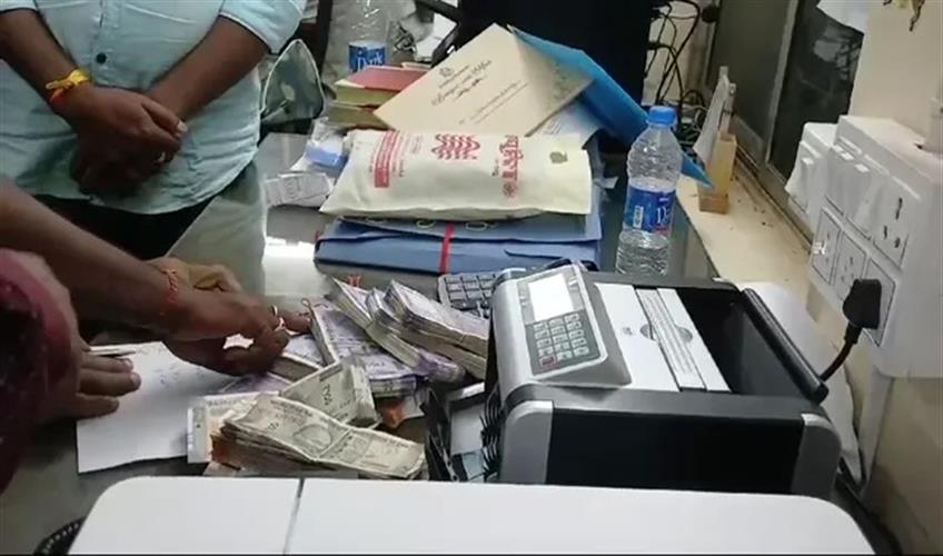 Khabar East:Bhubaneswar-Sub-Registrar-Office-Clerk-Arrested-For-Taking-Bribe-Of-Rs-20K