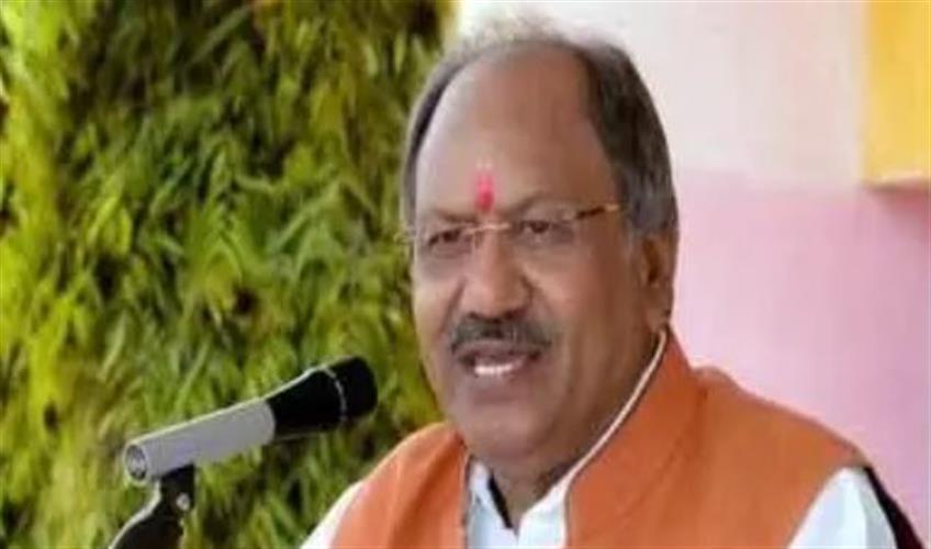 Khabar East:Brijmohan-Agarwal-surrounded-CM-Bhupesh-Baghel-in-cow-dung-scam-by-tweeting