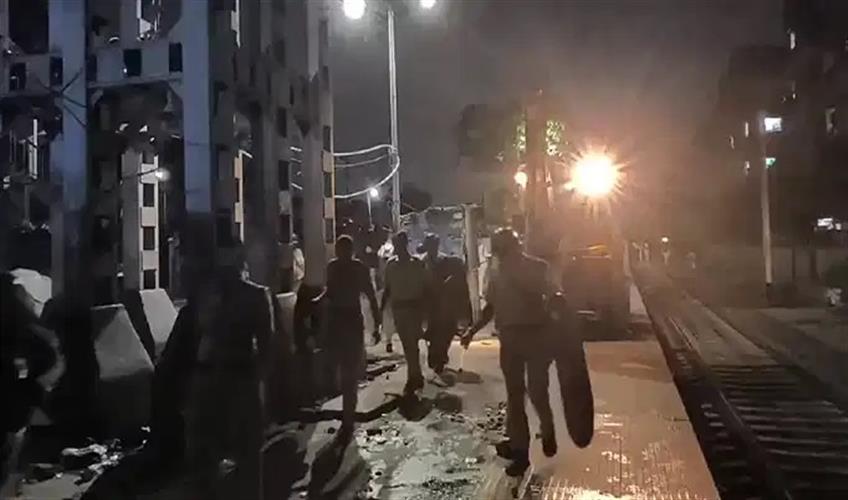 Khabar East:Bulldozer-action-at-Park-Circus-station-illegal-shops-demolished