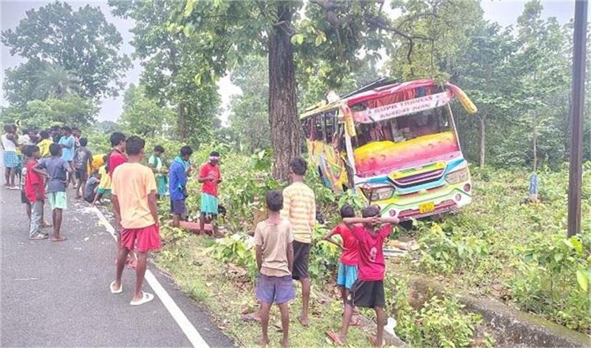 Khabar East:Bus-overturns-after-hitting-a-tree-3-dead-over-20-injured