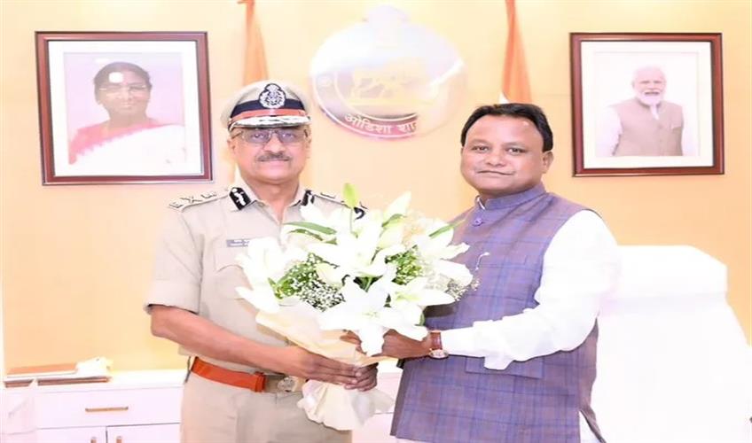 Khabar East:CM-Majhi-thanks-outgoing-DGP-YB-Khurania-for-dedicated-service
