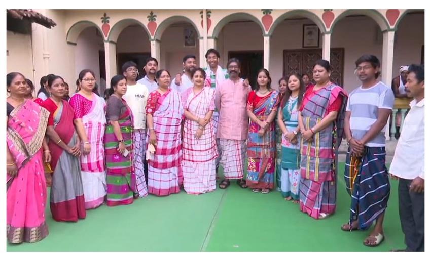 Khabar East:CM-Soren-reached-Nemra-participated-in-Baha-festival-and-offered-prayers