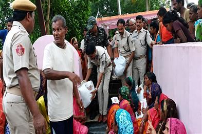 Khabar East:CP-Visits-Flood-Hit-Khordha-Village-Extends-Relief-To-Residents