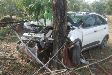 Khabar East:Car-collided-with-a-tree-six-injured