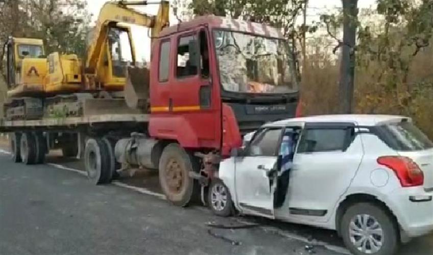 Khabar East:Car-rammed-into-truck-parked-on-road-side-driver-dead-four-injured
