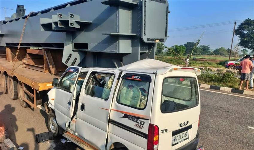 Khabar East:Car-rams-into-moving-trailer-from-behind-driver-dies