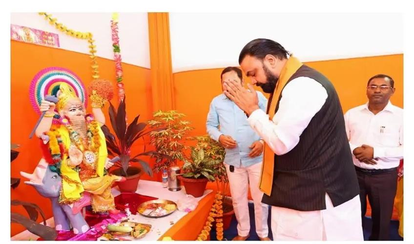 Khabar East:Chief-Minister-Samrat-performed-Vishwakarma-Puja-at-the-public-servants-residence